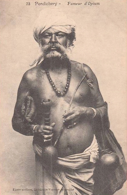 16-21 - Pondichery - fumeur d'opium - 1